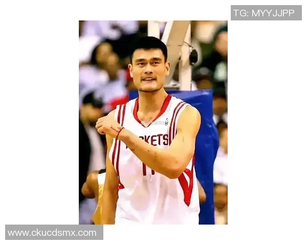 姚明在演讲中分享篮球人生与成长故事的精彩瞬间图片展示