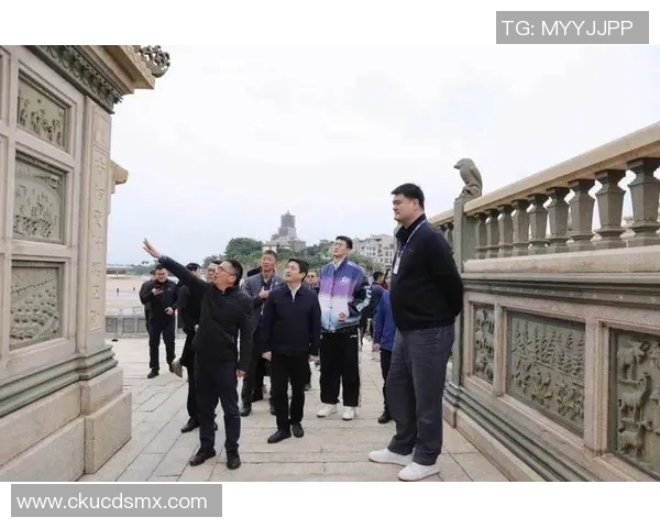 姚明盛装出席晚会引发热议现场气氛热烈星光熠熠尽显体育巨星魅力