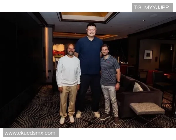 姚明与网友亲密合照分享温馨瞬间展现巨星的平易近人魅力