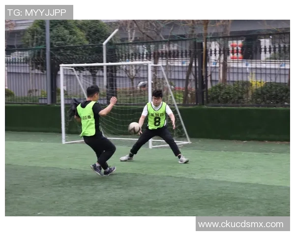 足球明星动态形象展示带你领略绿茵场上的精彩瞬间与激情时刻