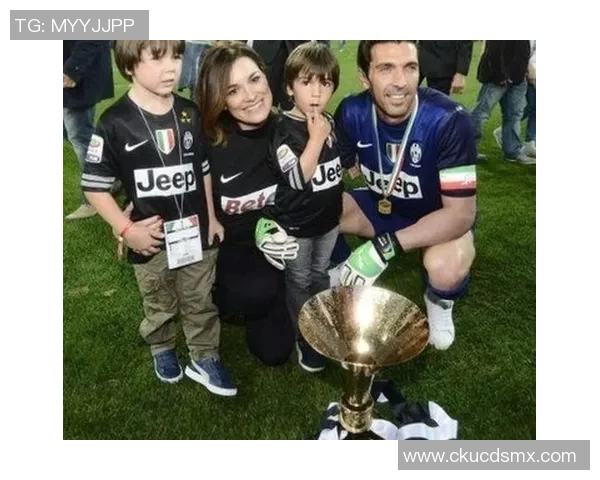 足球明星换球服瞬间女孩的精彩反应与情感碰撞