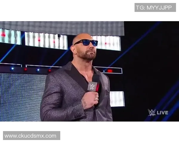 足球巨星挑战摔跤联盟的惊险对决谁将成为擂台上的新王者