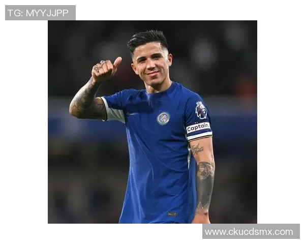 切尔西队内风波不断斯特林与恩佐训练场冲突引发关注 切尔西队内风波不断斯特林与恩佐训练场冲突引发关注