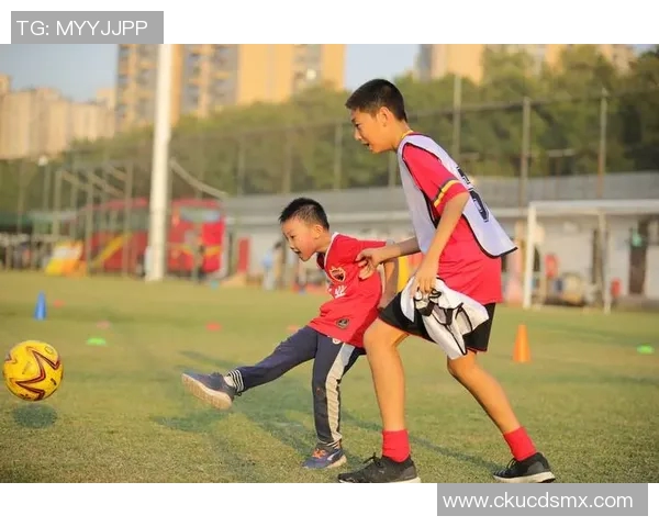 足球明星与小宝宝的温馨瞬间共谱亲情与梦想的美好篇章