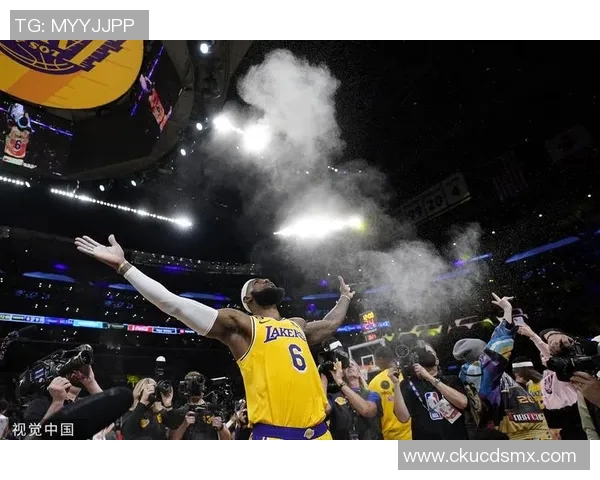 篮球明星在比赛中意外打破篮球框引发全场惊叹与欢呼的精彩瞬间